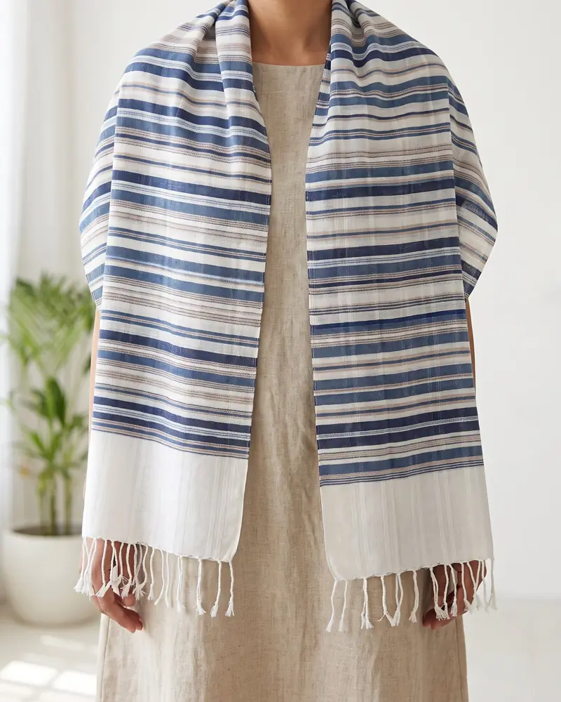 Schal aus handgesponnener Baumwolle mit Indigo-Streifen – Anwendung: Schal aus handgesponnener Baumwolle mit Indigo-Streifen
