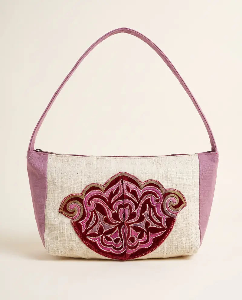 Hanf-Schultertasche mit Hmong-Stickerei – Hanf-Schultertasche mit weinroter Hmong-Stickerei, getragen