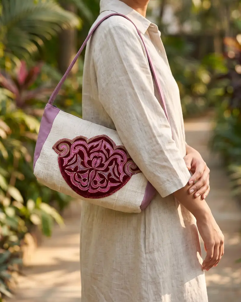 Hanf-Schultertasche mit Hmong-Stickerei – Anwendung: Hanf-Schultertasche mit weinroter Hmong-Stickerei, getragen