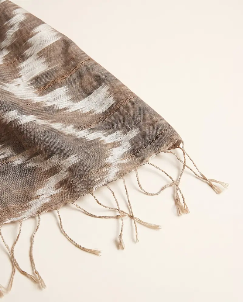 Handgewebte Ikat-Seidenstola Taupe/Schwarz-Weiß – Ikat-Seidenstola in Taupe und Schwarz an Holzständer