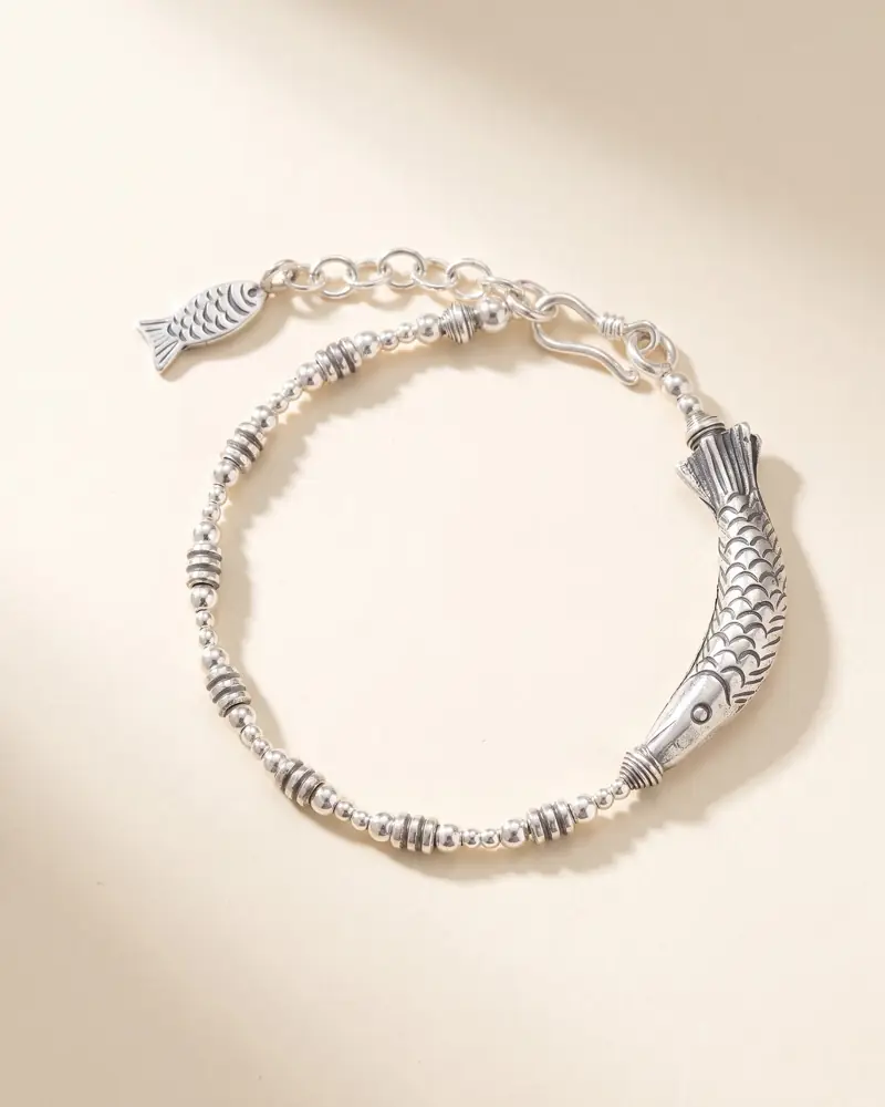 Karen-Silberarmband mit Fisch-Verschluss – Karen-Silberarmband mit Fisch-Verschluss auf Holz