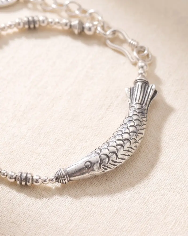 Karen-Silberarmband mit Fisch-Verschluss – Anwendung: Karen-Silberarmband mit Fisch-Verschluss auf Holz