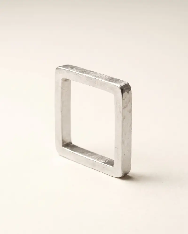 Karen-Silberring mit kantigem Profil – Karen-Silberring mit kantigem Profil am Finger