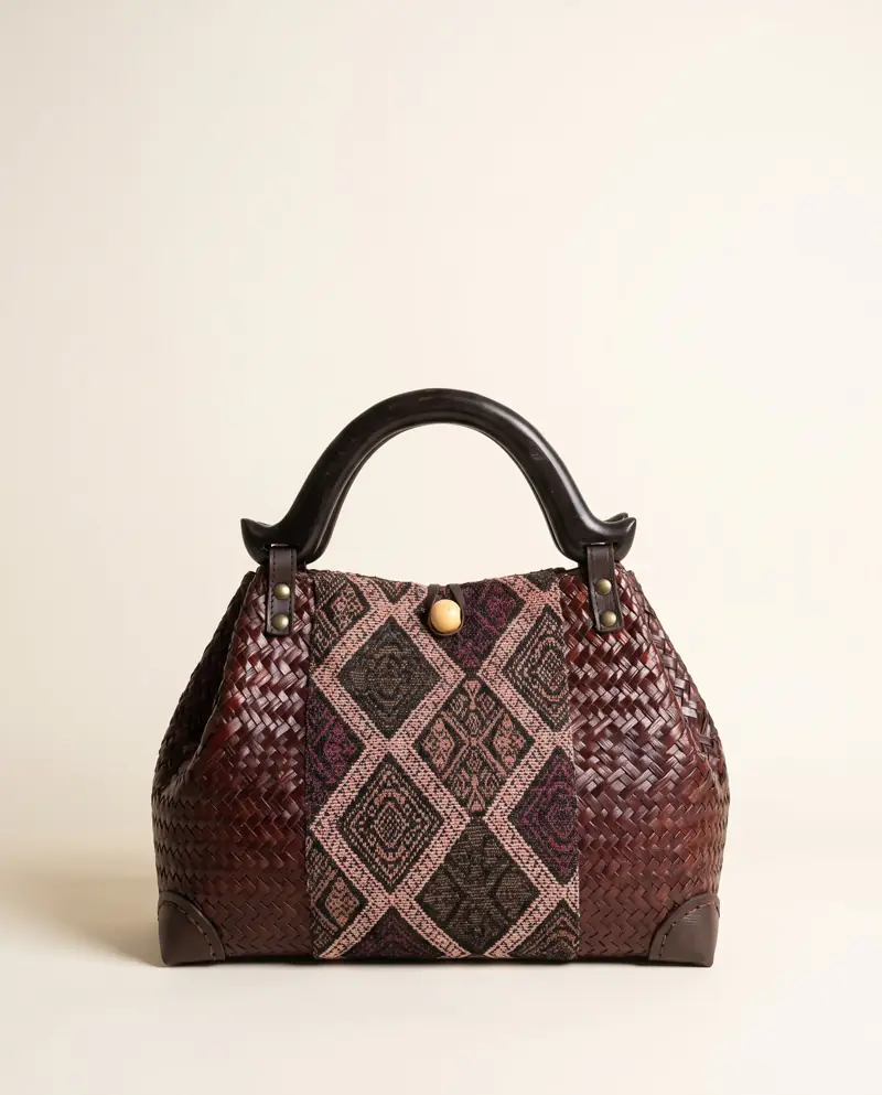 Krajood-Handtasche mit Rautenmuster – Krajood-Handtasche rotbraun mit Rautenfeld und Holzhenkeln
