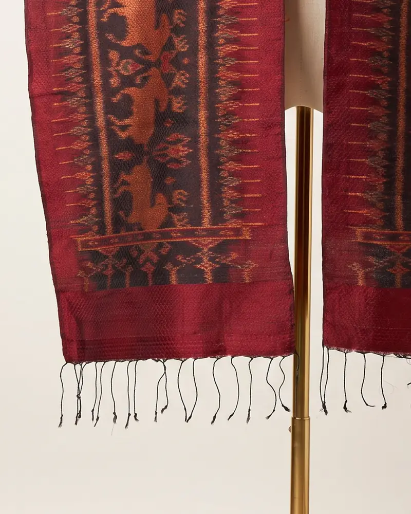 Mudmee-Seidenschal mit Hirschmotiv, Weinrot/Schwarz – Anwendung: Mudmee-Seidenschal mit kupferfarbenen Hirschen auf Schwarz