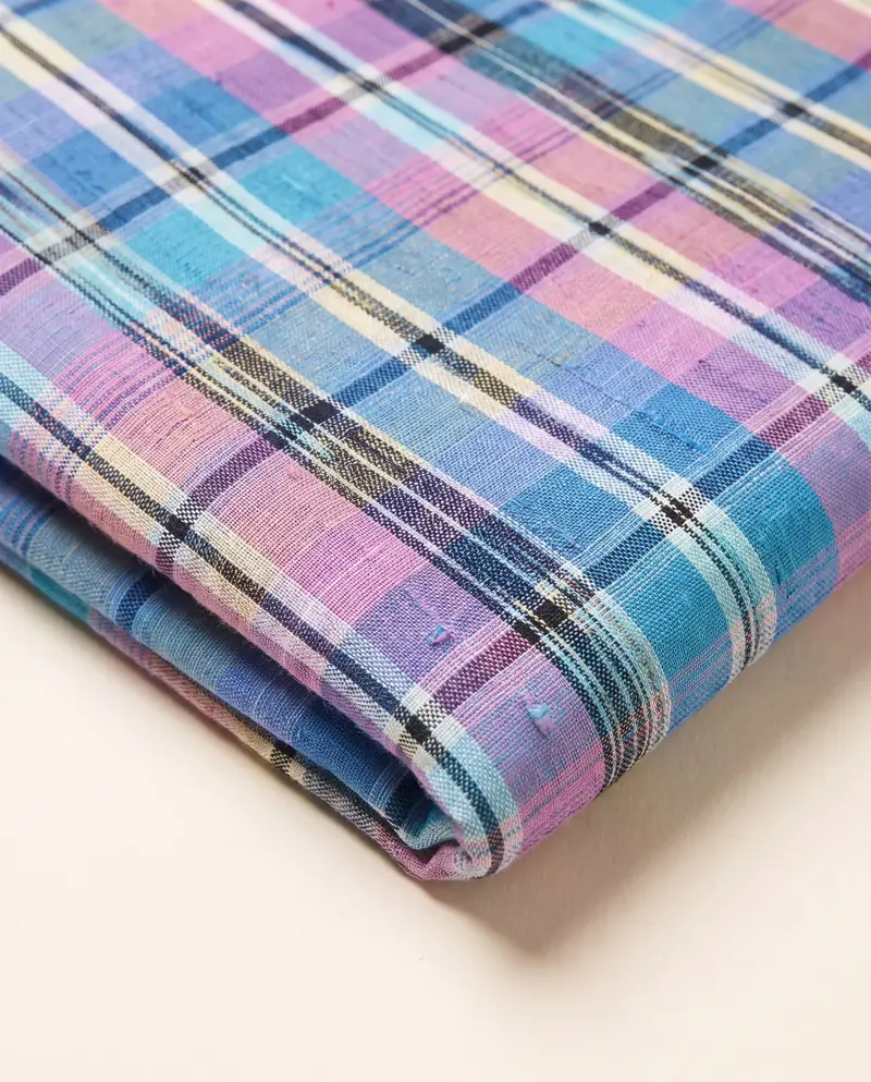 Pha-Khao-Ma aus Seide, Blau-Rosa kariert – Pha-Khao-Ma aus Seide, Blau-Rosa kariert, gefaltet