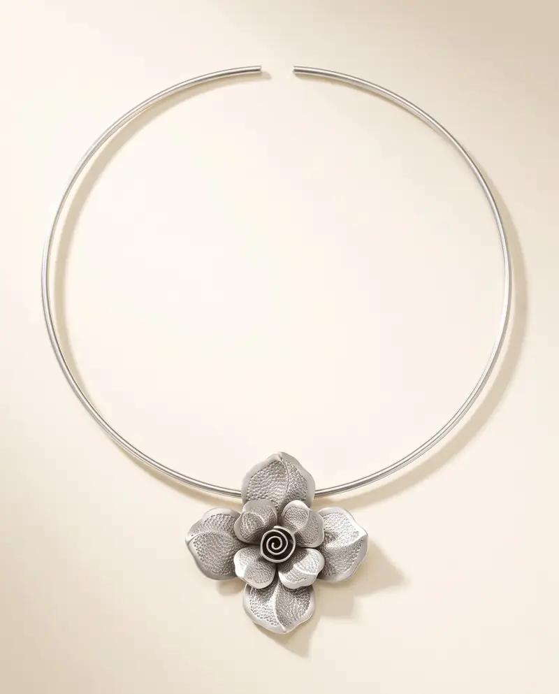 Silber-Choker mit Blütenanhänger, 92,5 % – Silber-Choker mit großer gepunzter Blüte und Spirale