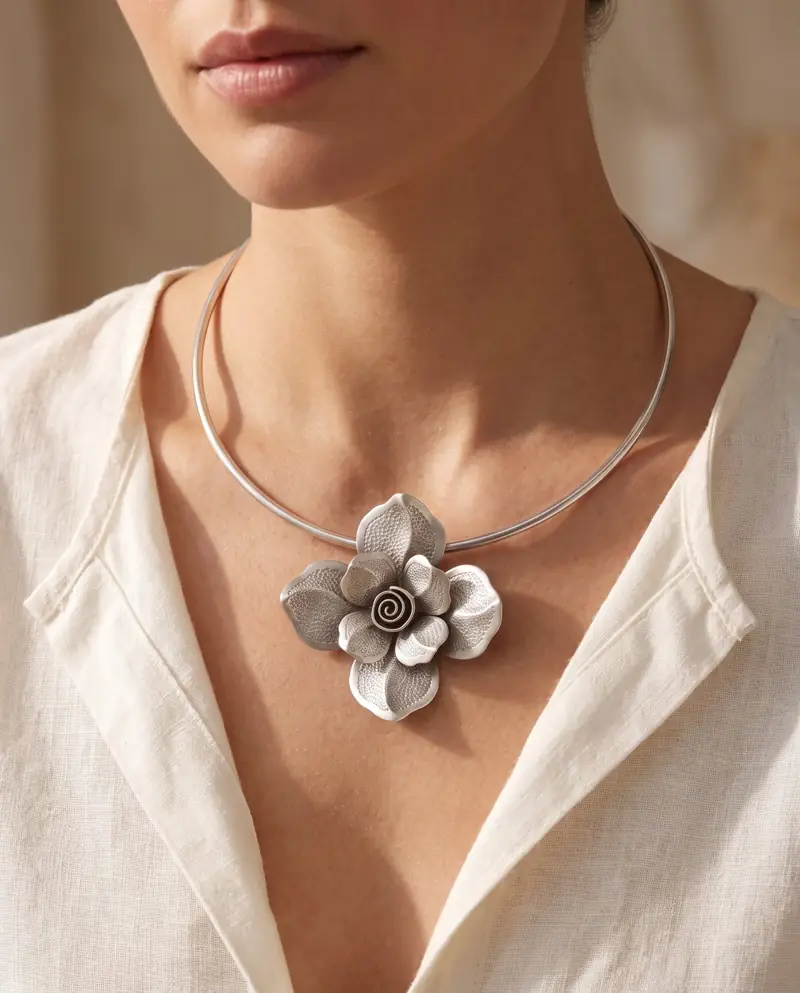 Silber-Choker mit Blütenanhänger, 92,5 % – Anwendung: Silber-Choker mit großer gepunzter Blüte und Spirale